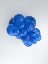 Load image into Gallery viewer, 15018 Tuftex Crystal Sapphire Blue 5&quot; Round (50ct)
