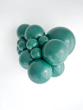 Load image into Gallery viewer, 17023 Tuftex Evergreen 17&quot; Round (50ct)
