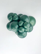 Load image into Gallery viewer, 17054 Tuftex Metallic Forest Green 17&quot; Round (50ct)
