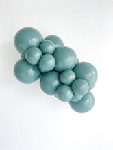 Load image into Gallery viewer, 17066 Tuftex Willow 17&quot; Round (50ct)
